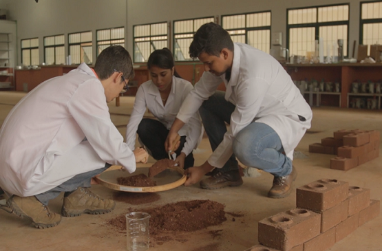 Projeto de tijolo ecológico na UCDB