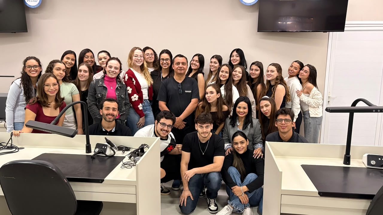 Acadêmicos de Odontologia da UCDB fazem visita técnica a laboratório de próteses