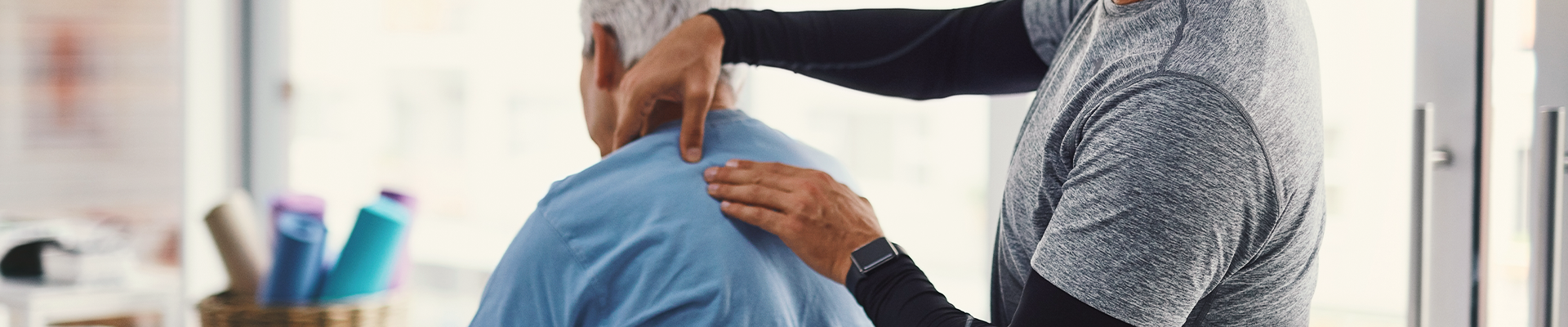 Estudante caminhando pelo campus segurando alças da mochila com suas mãos. 