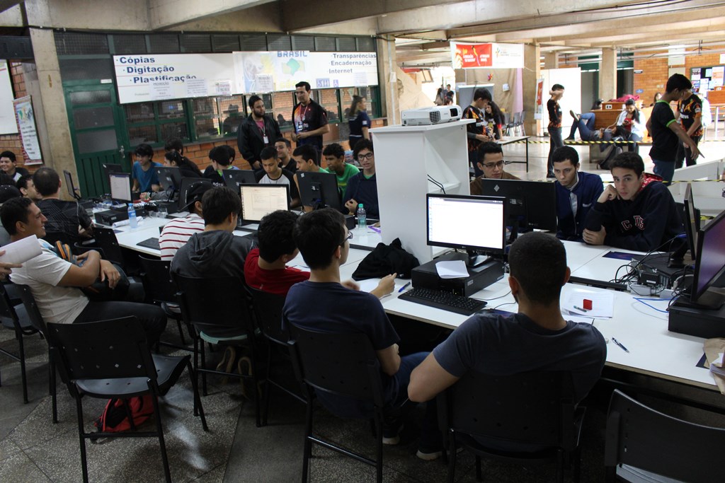 SABERES: Acadêmicos duelam em competição de programação