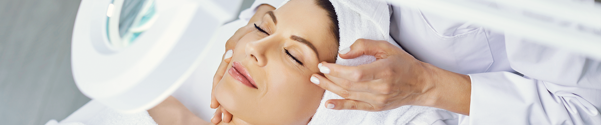 Estudante caminhando pelo campus segurando alças da mochila com suas mãos. 