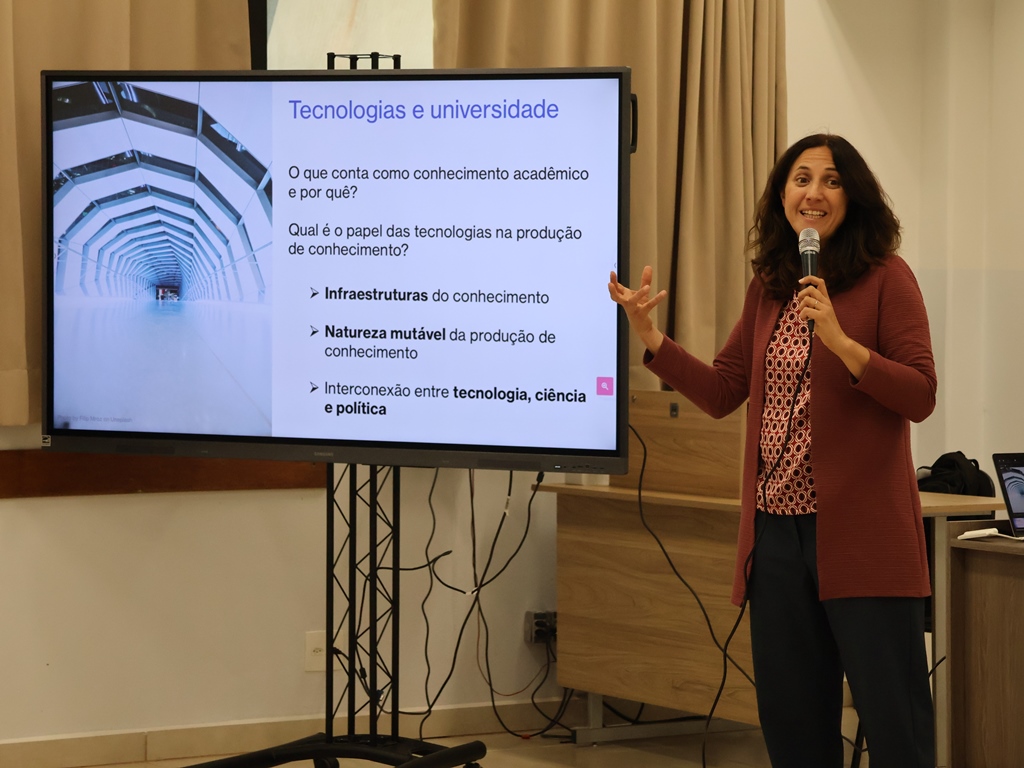 Professora da Dinamarca ministra minicurso no Programa em Educação