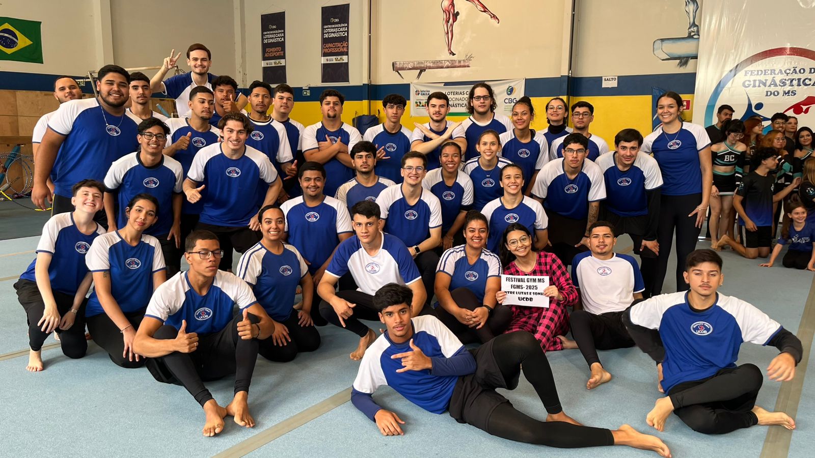 Acadêmicos de Educação Física apresentam-se em festival de ginástica