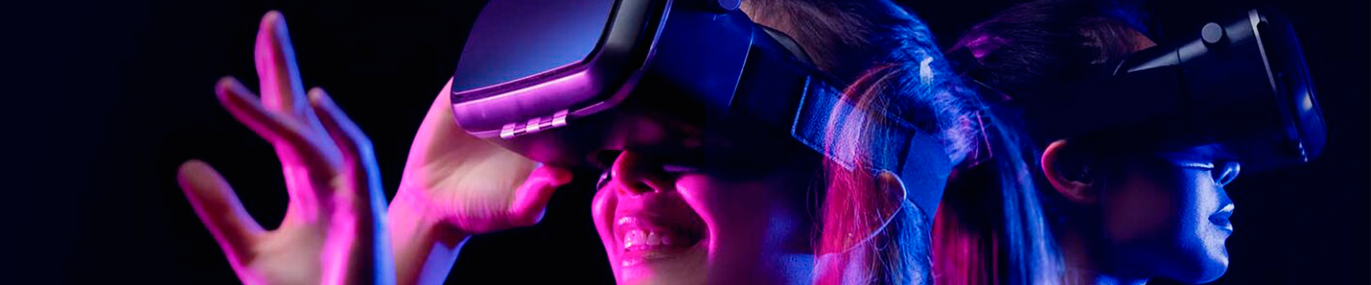 Estudante caminhando pelo campus segurando alças da mochila com suas mãos. 