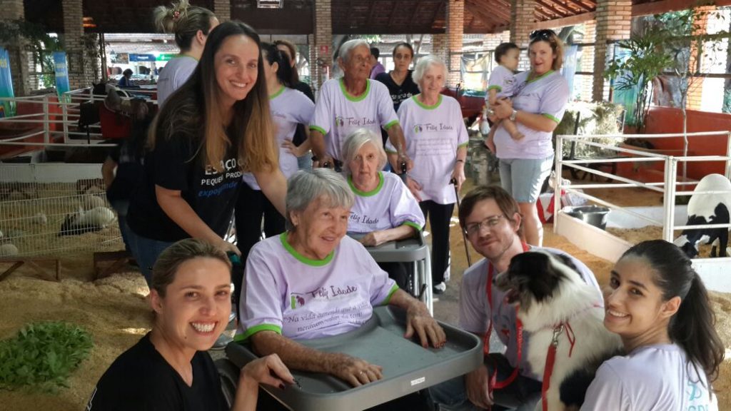 Projeto universitário promove a terapia com cães