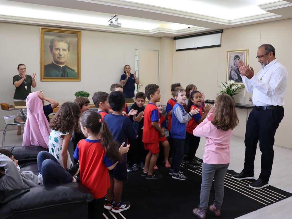 Padre Hermenegildo recebe homenagem de alunos da Escola Salesiana São Domingos Sávio