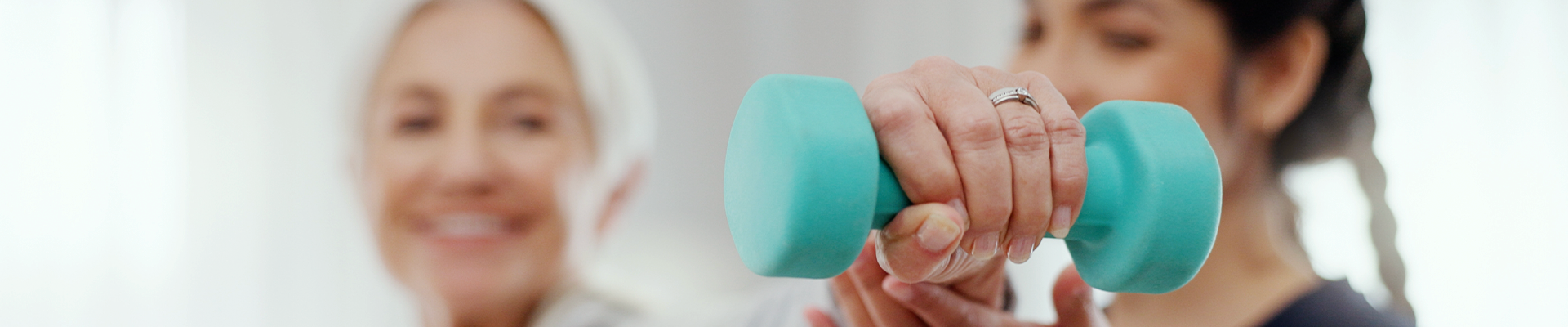 Estudante caminhando pelo campus segurando alças da mochila com suas mãos. 