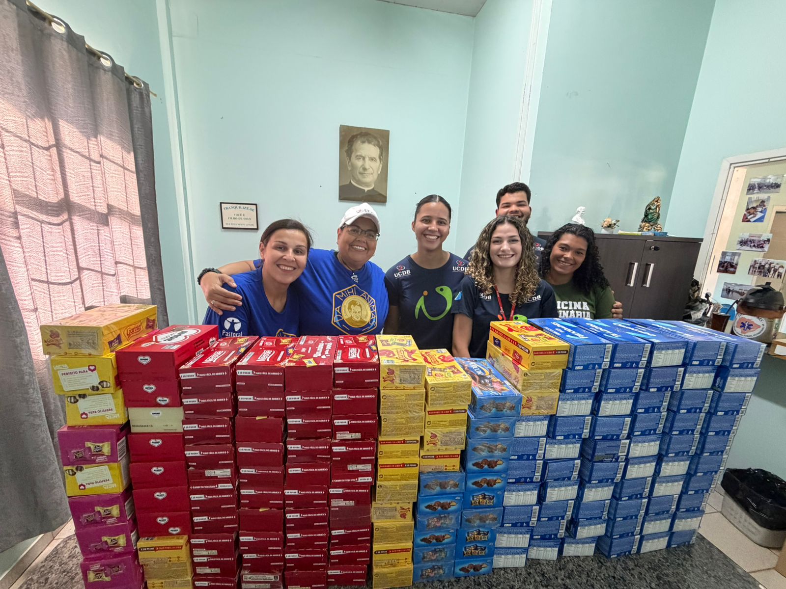 Professoras e alunos da UCDB fazem entrega de chocolates na Ampare