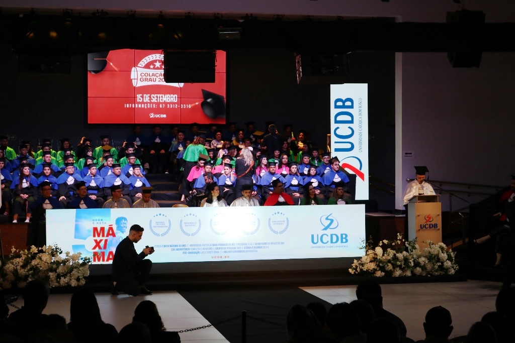Acadêmicos de 48 graduações colam grau em cerimônia oficial | UCDB