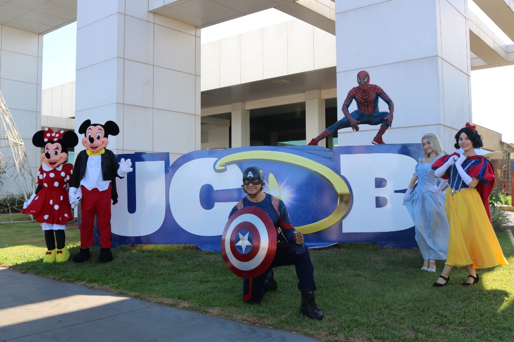 Acolhida UCDB integra a comunidade acadêmica com concurso de fantasia e solidariedade