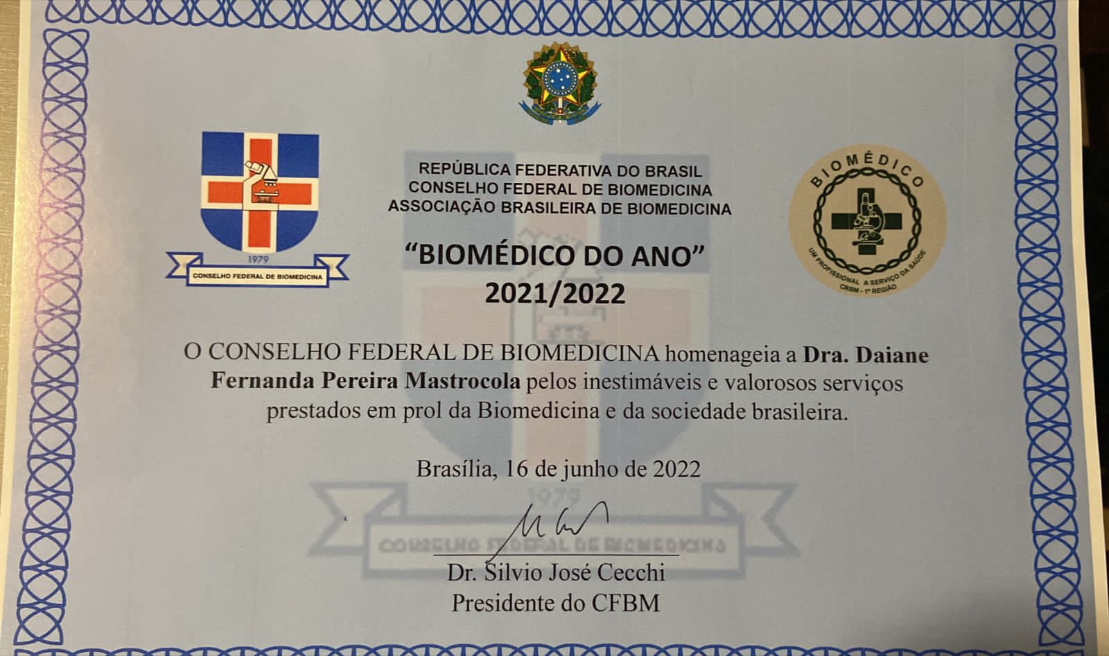 Coordenadora de curso da UCDB é homenageada com título de Biomédico do Ano