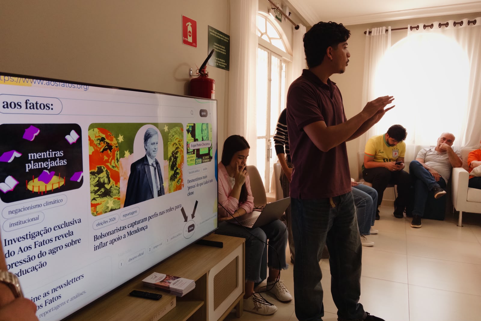 Acadêmicos de Direito orientam sobre fake news no período eleitoral
