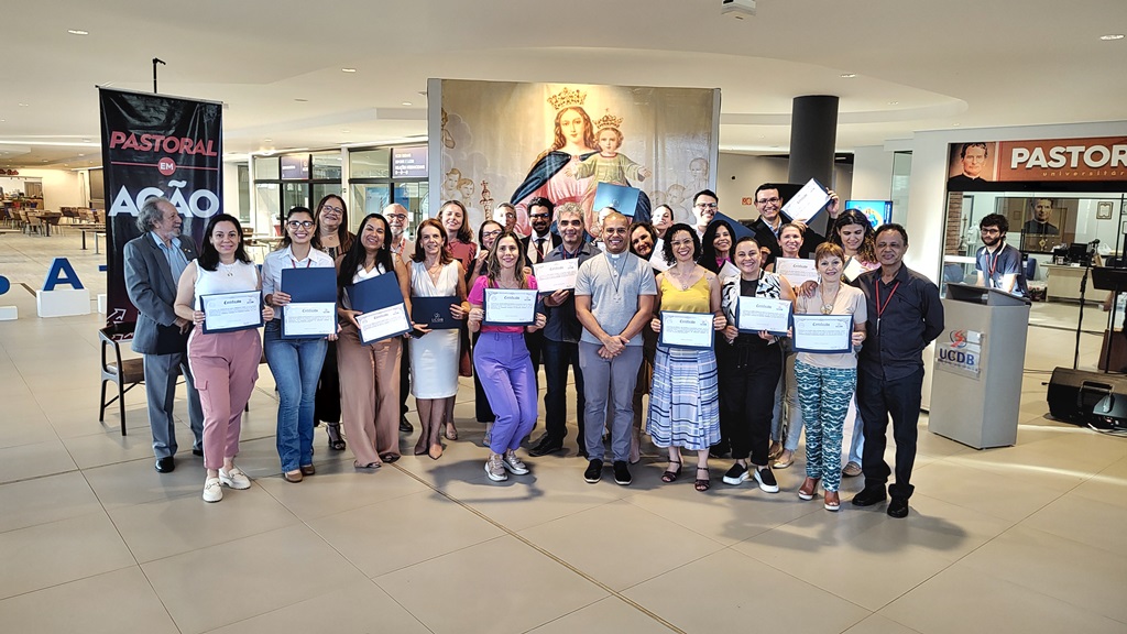 Docentes da Católica recebem certificado de conclusão da pós em Salesianidade