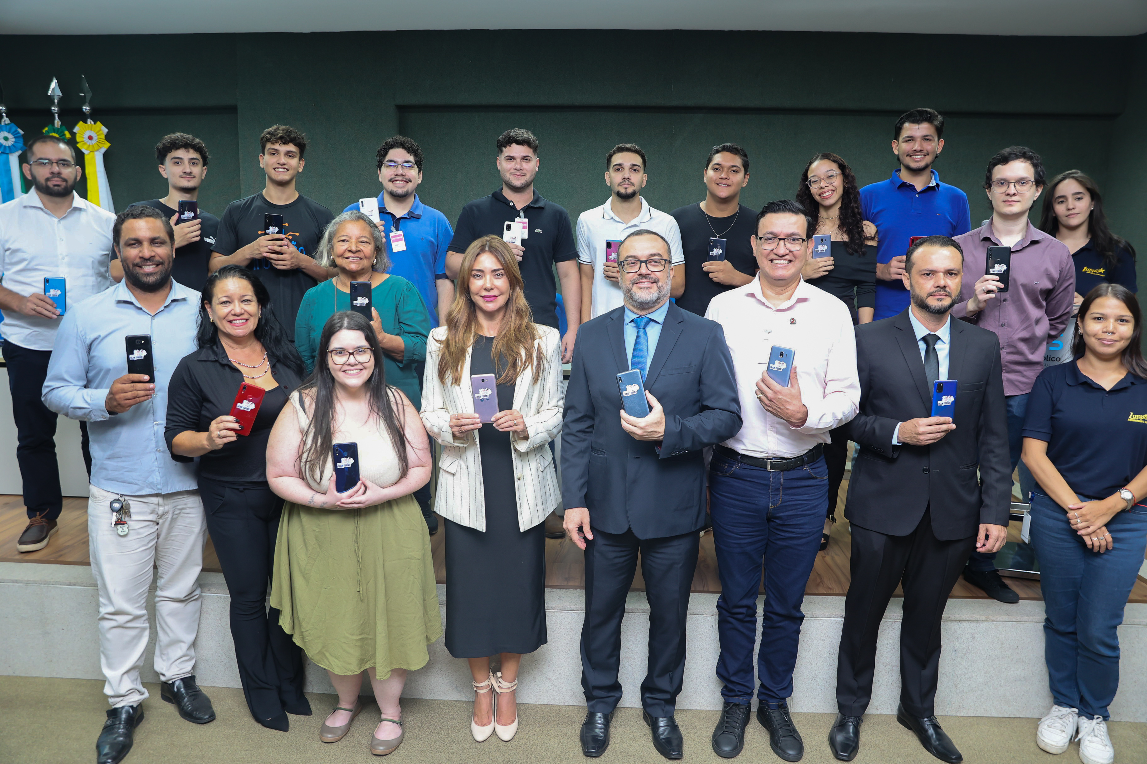 Ministério Público e UCDB entregam 52 celulares para escola municipal