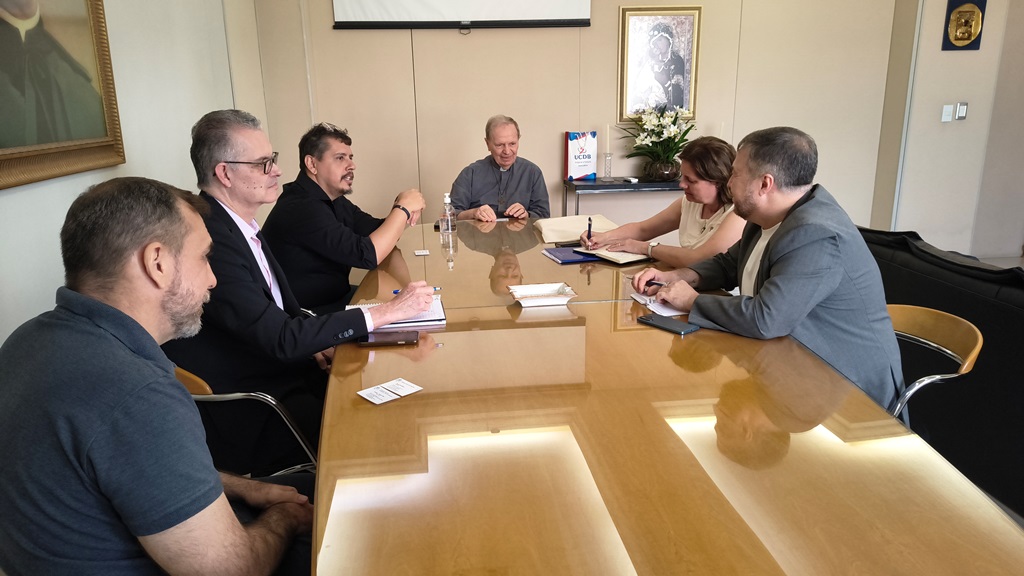 Embaixadora da República Tcheca busca expandir parcerias de pesquisa com a UCDB