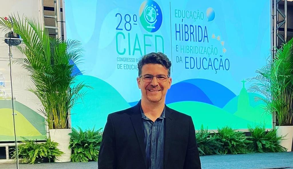 Diretor da UCDB Virtual coordena apresentação de trabalhos em congresso internacional no Rio