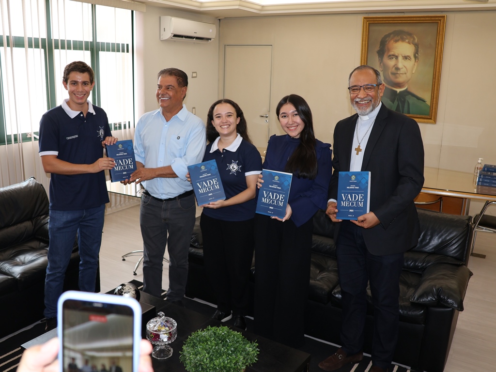 Senador Nelsinho Trad doa 240 exemplares de Vade Mecum para acadêmicos de Direito da UCDB