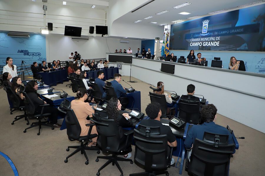 Acadêmicos de Direito da UCDB vivenciam sessão simulada na Câmara Municipal