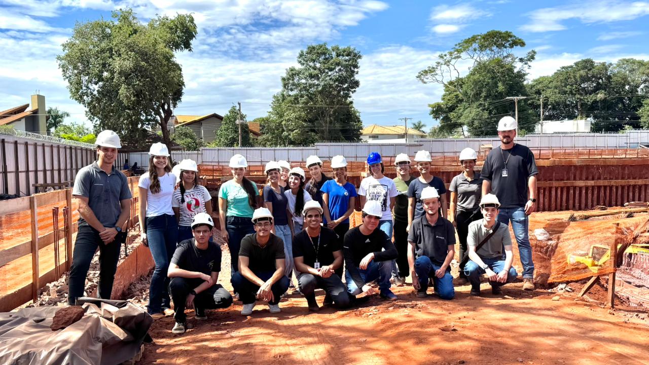 Acadêmicos de Engenharia Civil e de Arquitetura e Urbanismo realizam visita técnica a obra da Plaenge