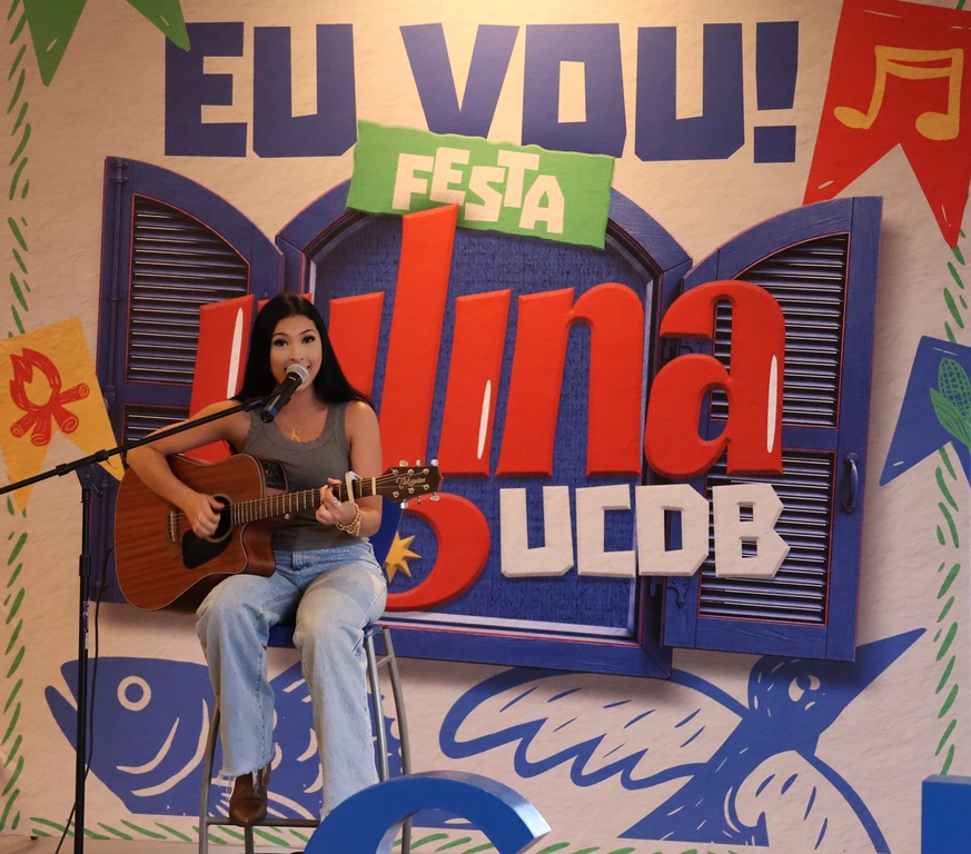 Acadêmica que viralizou ao cantar em aula faz apresentação para divulgar Festa Julina da UCDB 