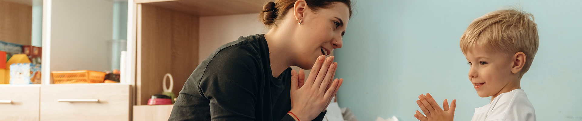 Estudante caminhando pelo campus segurando alças da mochila com suas mãos. 