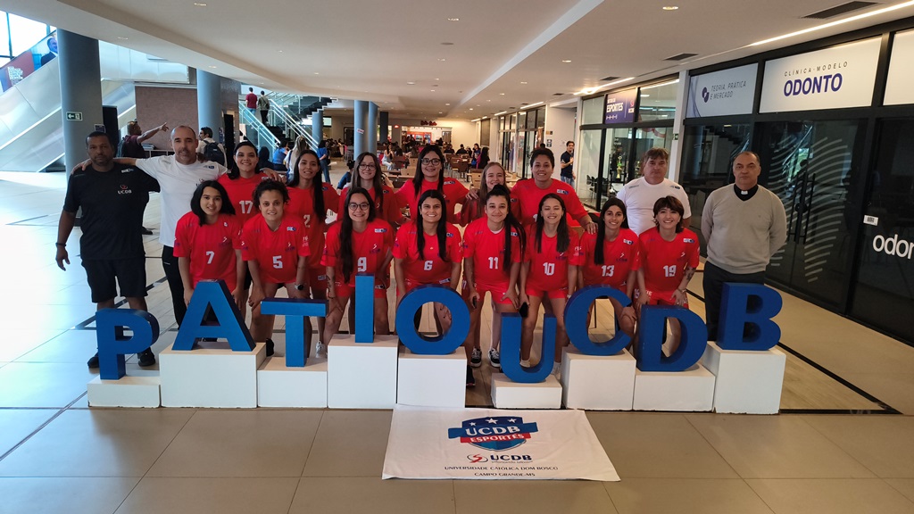 Atletas de futsal feminino da UCDB recebem novos uniformes